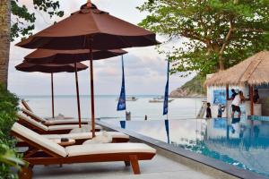 通奈潘海滩Pen's Bungalow Koh Phangan的一个带躺椅和遮阳伞的游泳池