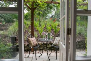 克朗梅尔拉茵豪斯酒店的花园内带桌椅的庭院