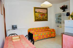 丽都玛里尼Casa Vacanza BERMUDA的客厅配有沙发和桌子