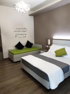 马洛塔GFH - Hotel Sole Resort & Spa的一间卧室配有两张床和吊灯。