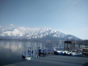 斯利那加Houseboat Young Snow View Front Line Dal Lake的相册照片