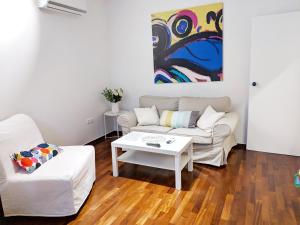 雅典维沃公寓的客厅配有沙发和桌子