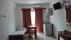 科林瓦里奥Karmi Apartments的小房间设有床和窗户