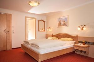 希帕赫格斯彻尔布里克酒店的卧室配有一张白色大床