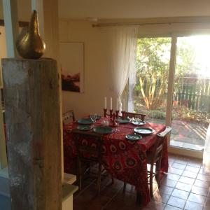 Kirkton of LargoCutty Sark Cottage的一间带红色桌布的餐桌的用餐室