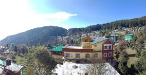 达兰萨拉Mountain and Moon, Dharamkot的享有山区小镇的空中景色