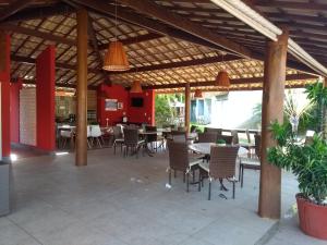 伊塔齐米林Itacimirim - Quinta das Lagoas Residence的餐厅内带桌椅的庭院
