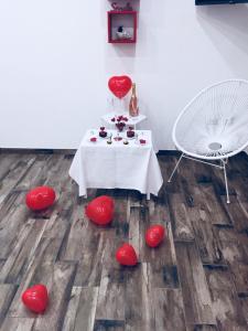 托雷阿马莱VILLA ADELAIDE SUITE & ROOM的一张桌子、红色的椅子和一张桌子,上面有食物