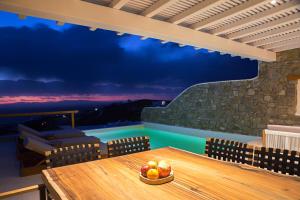 法纳里VILLA ATHENA- Private Pool- Amazing Aegean View的阳台上的桌子上放着一碗水果