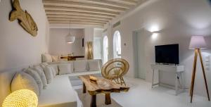 法纳里VILLA ATHENA- Private Pool- Amazing Aegean View的客厅配有白色沙发和电视