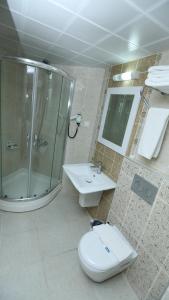 安塔利亚奥尔比亚酒店的带淋浴、卫生间和盥洗盆的浴室