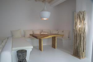 法纳里VILLA ATHENA- Private Pool- Amazing Aegean View的一张桌子,一张桌子,一张桌子,一张长凳