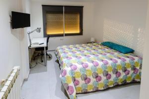 塔拉戈纳Carrer Sevilla的一间卧室配有一张床和一张书桌