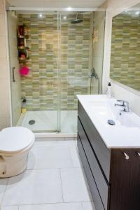 塔拉戈纳Carrer Sevilla的浴室配有卫生间、盥洗盆和淋浴。