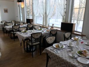 立科町Petit Hotel Kurumi to Milk的一间设有桌椅和盘子的餐厅