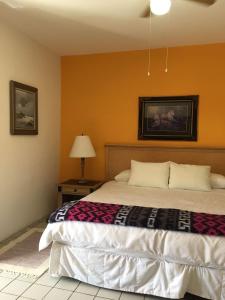 伊达尔戈德尔帕拉尔HOTEL BOUTIQUE EL VIEJO MUNDO的一间卧室配有一张床和一张带台灯的桌子