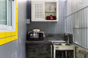 涛岛阁道岛绿茵度假酒店的厨房配有水槽和微波炉