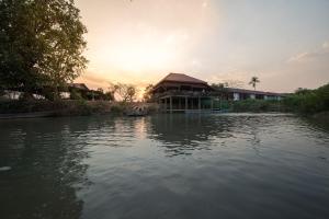 Ban KhonChanhthida Riverside Guesthouse and The River Front Restaurant的享有远处湖泊和建筑的景色