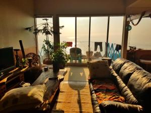 宫崎Ocean Home Guest House的带沙发和大窗户的客厅