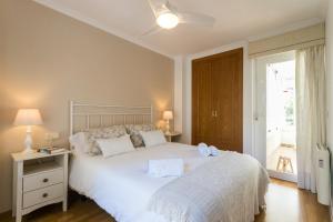 阿利坎特Villamar - Relax, Sol y Playa的卧室设有一张白色大床和一扇窗户。
