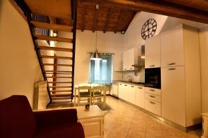 LermaB&B Il Borgo Fiorito的一间带楼梯的厨房和一间客厅