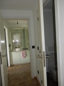 马尔梅迪TERRASSES DE MALMEDY Triplex 259 " C EST LA VIE "的一间带水槽、卫生间和镜子的浴室