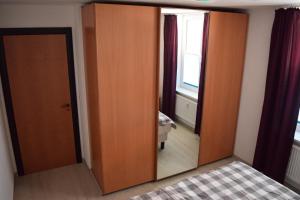 霍恩维舍多夫Ferienwohnung Gaffelschoner的一间房间,房间内设有门和镜子