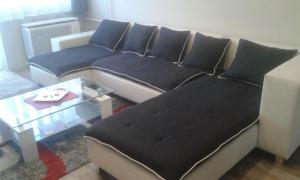 佐洛埃格塞格Home的客厅配有带枕头的沙发。