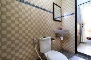 蓝梦岛美格卡亚简易别墅旅馆的一间带卫生间和水槽的浴室