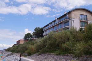 尤斯托尼莫斯基Apartament na Klifie DUNE的一座位于海边小山顶上的建筑