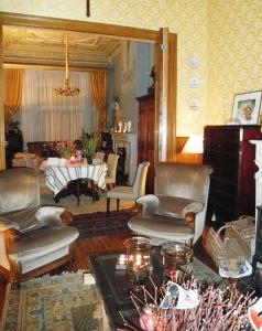 布兰肯贝赫多宏特住宿加早餐旅馆的客厅配有椅子、沙发和桌子
