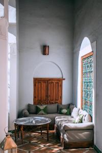 马拉喀什里亚德乐瑞哈尼酒店的客厅配有沙发和桌子
