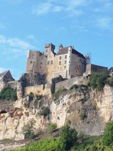 萨尔拉拉卡内达Les farios的山顶上的城堡