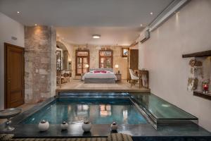 干尼亚Residenza Vranas Boutique Hotel的卧室中间带游泳池的房子