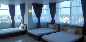 金瓯Sao Kim的酒店客房设有两张床和大窗户