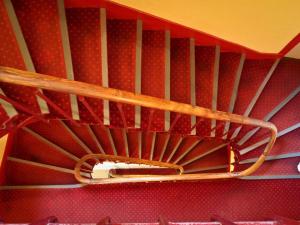 枫丹白露黎塞留巴库斯酒店的红色天花板的房间里的一个楼梯