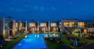 拉威海滩Peace Blue Naiharn Naturist Resort Phuket SHA Extra Plus的享有游泳池夜间的空中景致