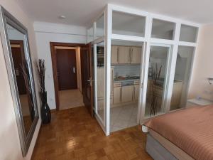 巴特皮尔蒙特Bonsai-Apartment III An der Hufeland Therme的卧室配有白色橱柜和一张位于客房内的床