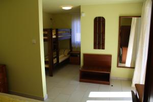 新赫拉迪卡米内克旅馆的一间设有绿色墙壁的客房和一间设有卧室的客房