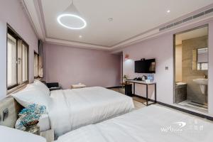 礁溪太子行旅的酒店客房设有两张床和盥洗盆