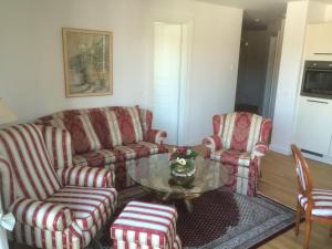 巴贝"Bellevue" Villa Andrea的客厅配有两把椅子和一张玻璃桌