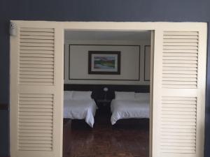 马六甲D savoy @ Famosa by MR的配有2张白色床的客房内的2张床