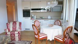 巴贝"Bellevue" Villa Andrea的厨房配有桌子、四把椅子、桌子和椅子