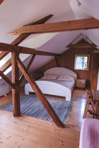 斯洛文尼亚科尼采Mala Kmetija的阁楼上的卧室配有两张床