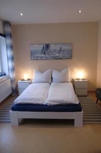 瓦伦Hafenkieker的一间卧室配有一张带两个灯的床铺