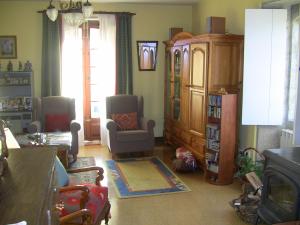 Villarmayor卡萨伊克善达佩娜酒店的客厅配有家具和大窗户。