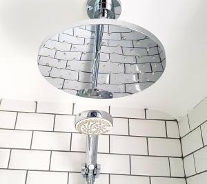PensfordThe Carpenters Arms的浴室内白色瓷砖的灯具