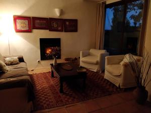 查兹拉德拉谢拉拉斯维加斯纳韦苏艾拉斯酒店的客厅配有沙发、椅子和壁炉