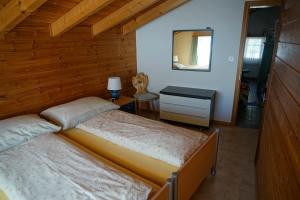 萨沃宁Tgaplotta - mit Lademöglichkeit Elektroauto的一间卧室配有一张床和一张带镜子的桌子