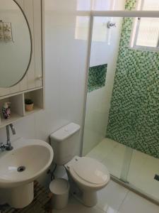 桑托斯Apartamento frente Mar Santos的浴室配有卫生间、盥洗盆和淋浴。